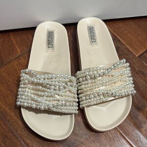 Badgley Mischka Pearl Embellished Cream Sandals 7.5 like new